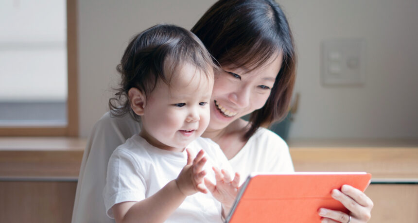 小さい子どもと母親がタブレットでコンテンツを楽しんでいる様子