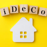 積み木を使った背景が黄色いiDeCoのイメージ