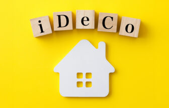 積み木を使った背景が黄色いiDeCoのイメージ