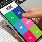 スマートフォンで確定申告をする様子