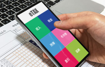 スマートフォンで確定申告をする様子