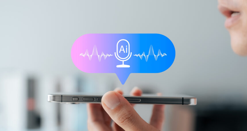 手にスマートフォンを持って声でAIアシスタントを使っているイメージ