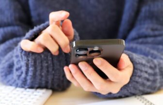 スマートフォンで計算をしている様子
