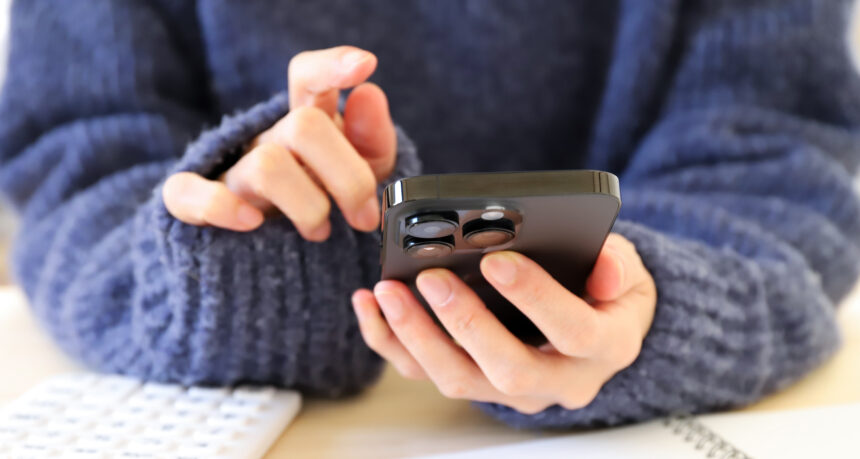 スマートフォンで計算をしている様子
