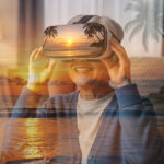 VRで世界旅行を楽しんでいる日本人女性