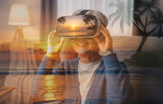 VRで世界旅行を楽しんでいる日本人女性