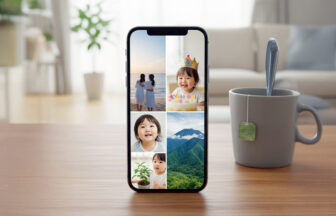 リビングのテーブルの上に置かれたスマートフォンの写真アルバムイメージ