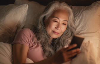スマートフォンで離れて暮らす家族とつながるイメージ