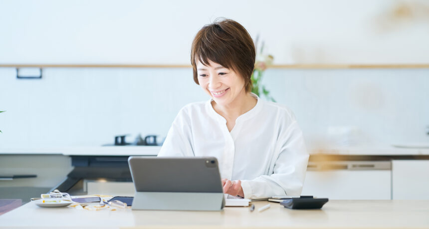 デジタルデバイスで副業をしている女性