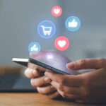 スマートフォンでECをしている手元の様子