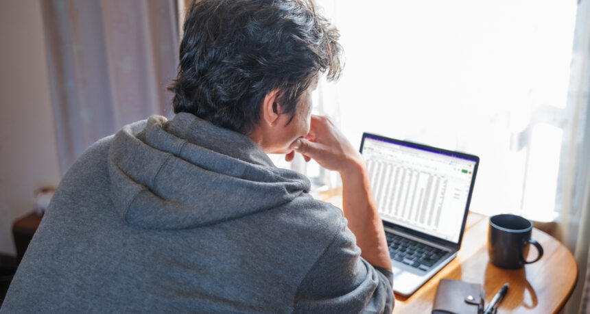 自宅で仕事をしている日本人シニア男性