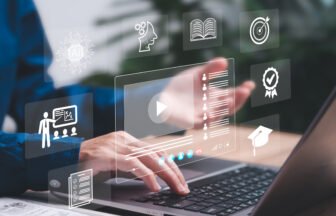 パソコンでAIを使ってネットショップを運営する様子