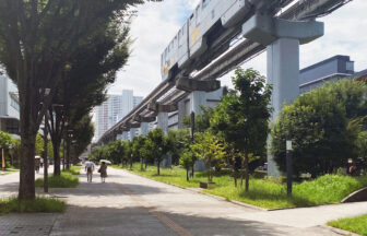 モノレールが走るきれいな道