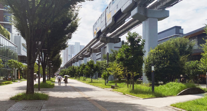 モノレールが走るきれいな道