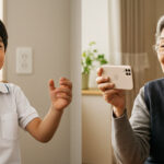スマートフォンを使ってリモートで楽しそうに会話をしている孫とおばあちゃん