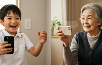 スマートフォンを使ってリモートで楽しそうに会話をしている孫とおばあちゃん