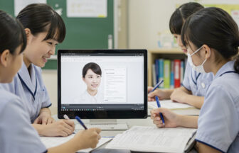 4人の子どもたちがパソコンを使ってオンラインで学習カウンセリングを受けている様子