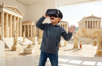男の子がVRで世界中の歴史的な場所をバーチャルで楽しんでいる様子