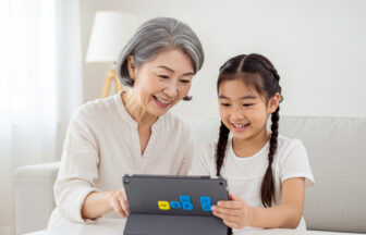 タブレットを使って孫とおばあちゃんが算数対決を楽しむ