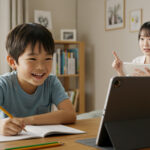 日本人の子どもが自宅の自分の部屋でタブレットの画面に映るAI先生に教えてもらいながら楽しそうに宿題を一生懸命している