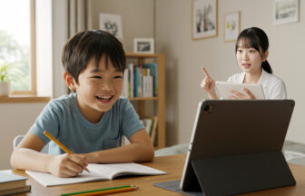 日本人の子どもが自宅の自分の部屋でタブレットの画面に映るAI先生に教えてもらいながら楽しそうに宿題を一生懸命している