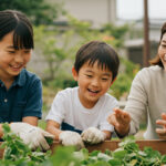 日本の中学生のお姉さんと小学生の弟がお手伝いをしていて、その姿をお母さんが眺めて、成長の様子を喜んでいる