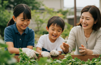 日本の中学生のお姉さんと小学生の弟がお手伝いをしていて、その姿をお母さんが眺めて、成長の様子を喜んでいる
