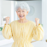 日本人シニア女性がガッツポーズをしている