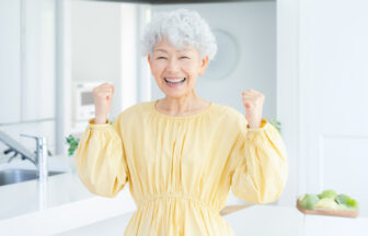日本人シニア女性がガッツポーズをしている