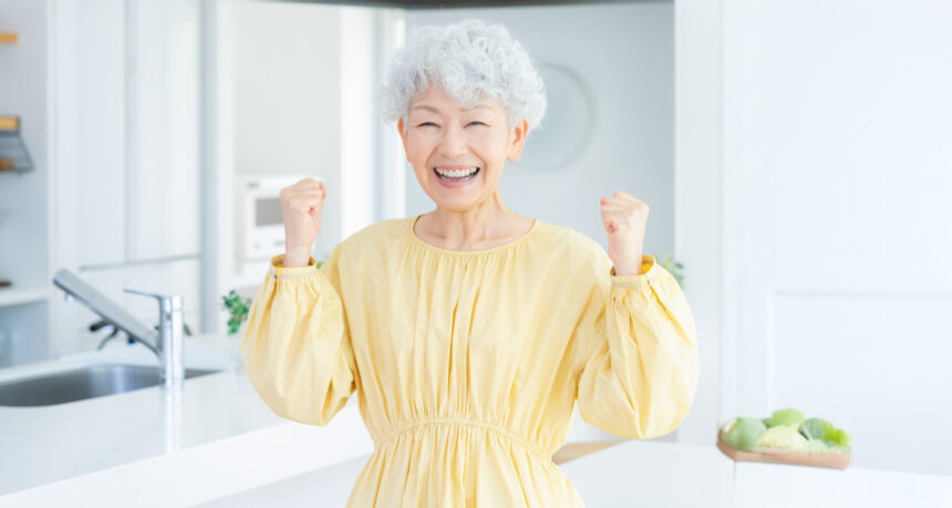 日本人シニア女性がガッツポーズをしている