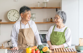 シニア夫婦が趣味の料理をしている様子