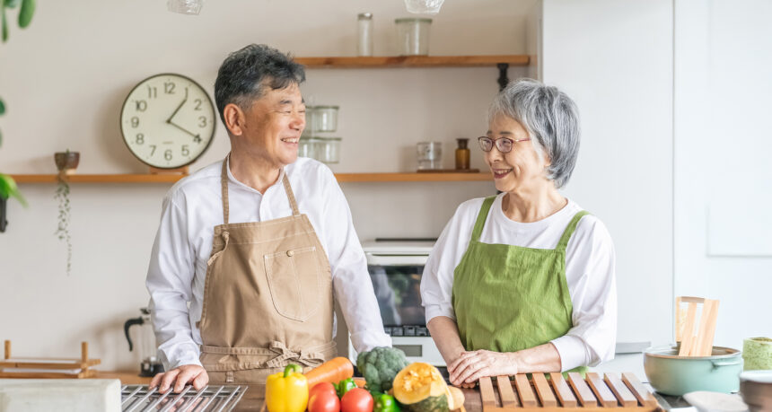 シニア夫婦が趣味の料理をしている様子