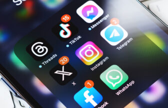 スマートフォン画面のSNSアプリのアイコンの集合