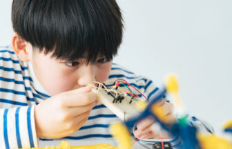 電子工作に一生懸命取り組んでいる男の子
