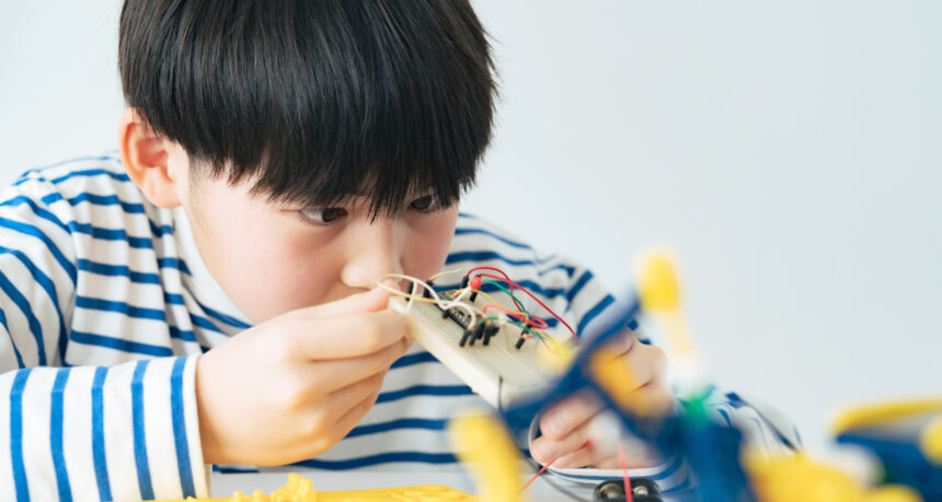 電子工作に一生懸命取り組んでいる男の子