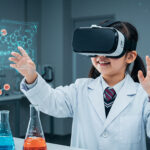 VRをした日本人の女の子がバーチャル実験室で理科の実験を楽しそうにしている