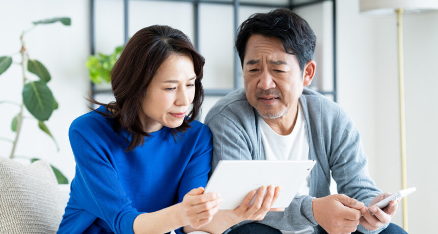 シニア夫婦が自宅のソファに座り老後の話をしている様子
