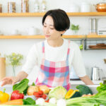 主婦が得意な料理をしているイメージ