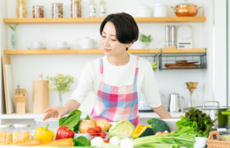 主婦が得意な料理をしているイメージ