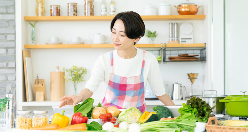 主婦が得意な料理をしているイメージ