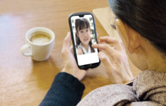 スマートフォンを使ってオンラインで孫と繋がる祖母