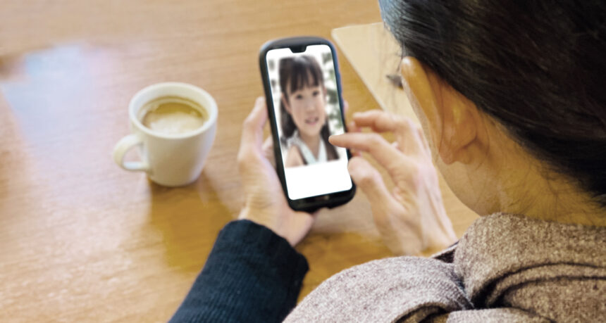 スマートフォンを使ってオンラインで孫と繋がる祖母