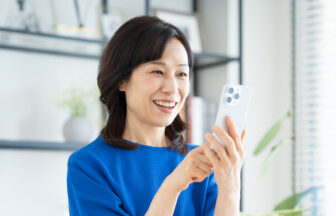 スマートフォンを楽しそうに見ている日本人女性