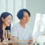 さまざまな人とホログラムで出会う日本人