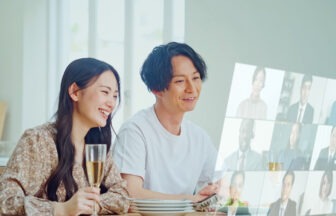 さまざまな人とホログラムで出会う日本人