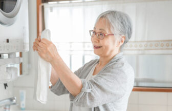 主婦が洗濯機から洗濯物を取り出している様子