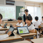 プロジェクターやタブレットを活用した日本の小学校の授業風景