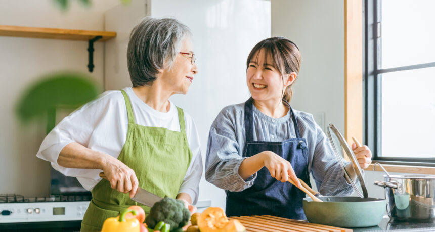 キッチンで孫と一緒に調理を楽しむ祖母