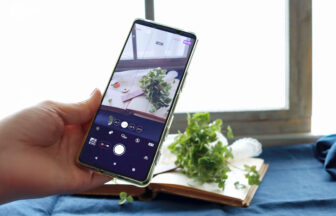 ハンドメイドの作品をスマートフォンで撮影している様子