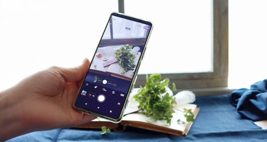 ハンドメイドの作品をスマートフォンで撮影している様子